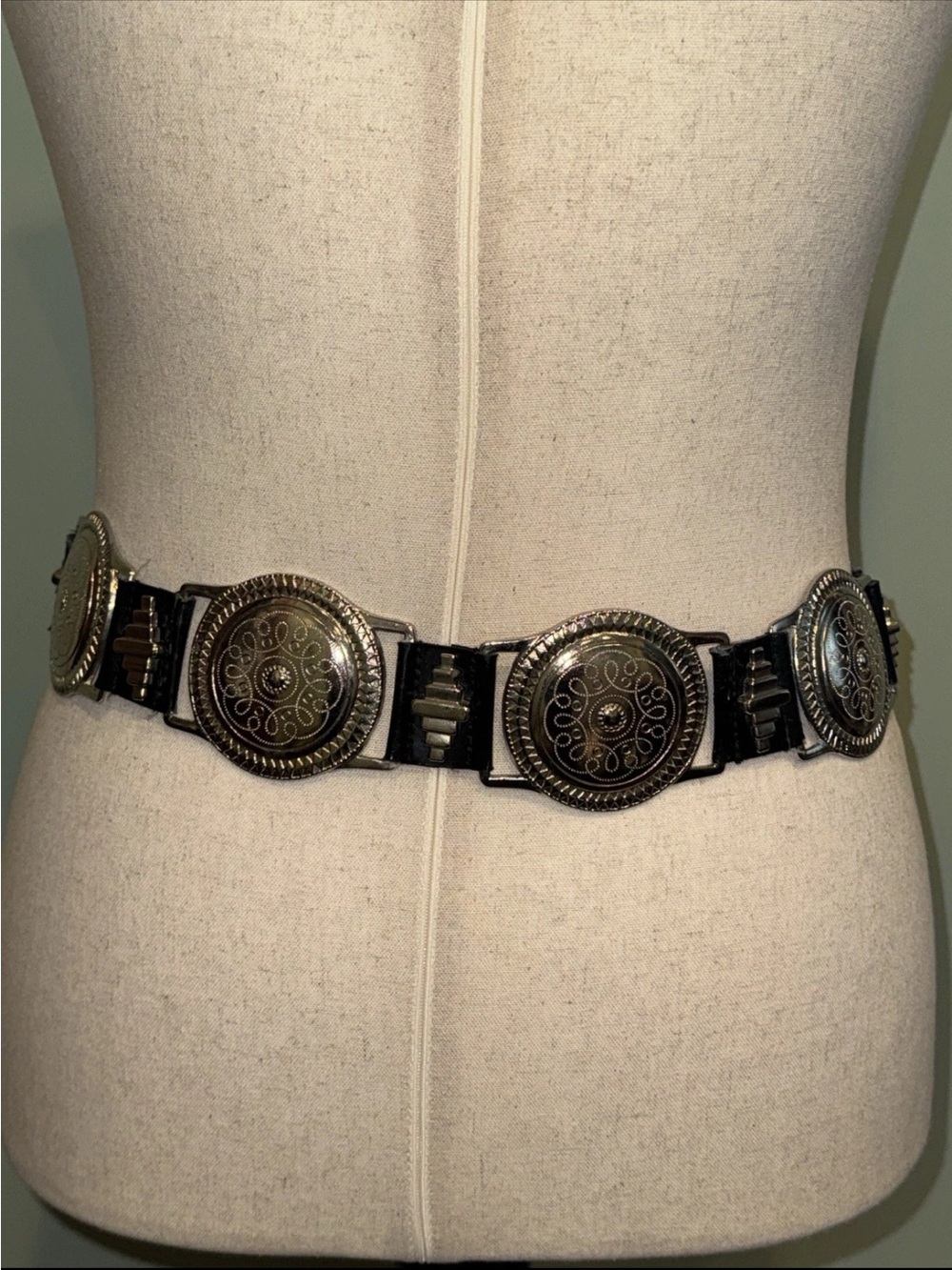 Vtg 1980’s Women’s Captiva Black Leather Western Concho Statement Belt Sz L 8849